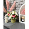 Welurowy flowerbox zgniła zieleń z bukietem peonii